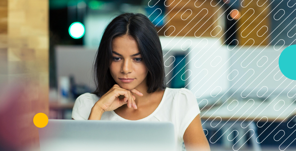 Mulher em frente a computador