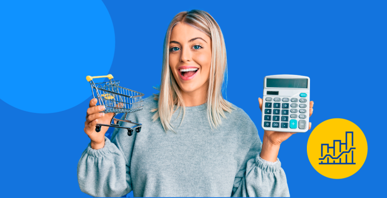 Mulher sorrindo segurando calculadora e miniatura de carrinho de compras
