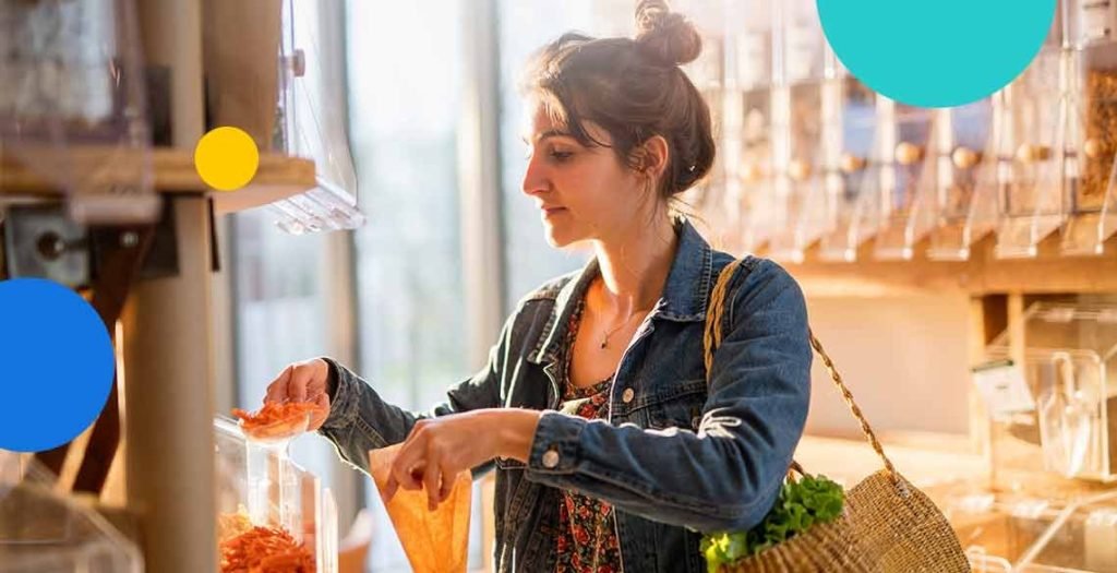 Mulher em loja de produtos naturais