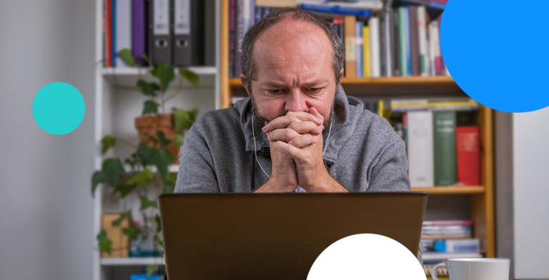 Um homem preocupado olhando para o computador