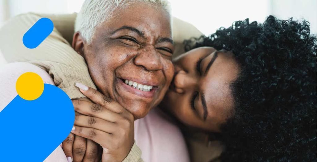 uma mãe sendo abraçada pela filha