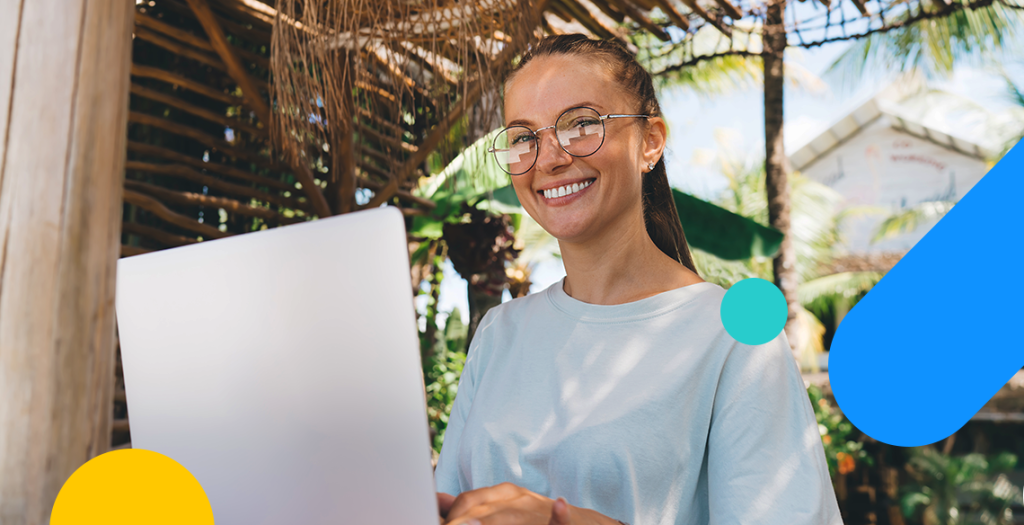 uma mulher com o notebook sendo nômade digital