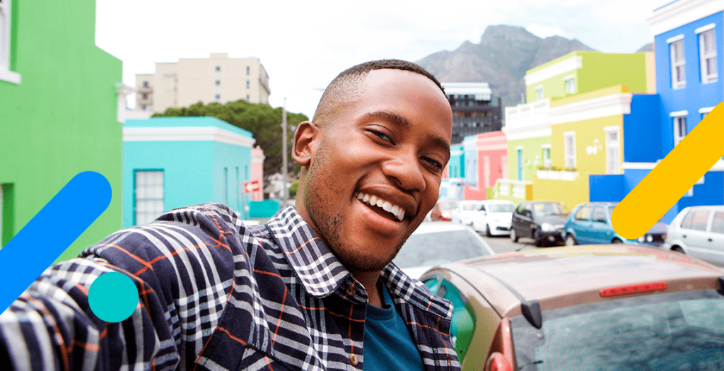 Homem feliz tirando selfie em cidade