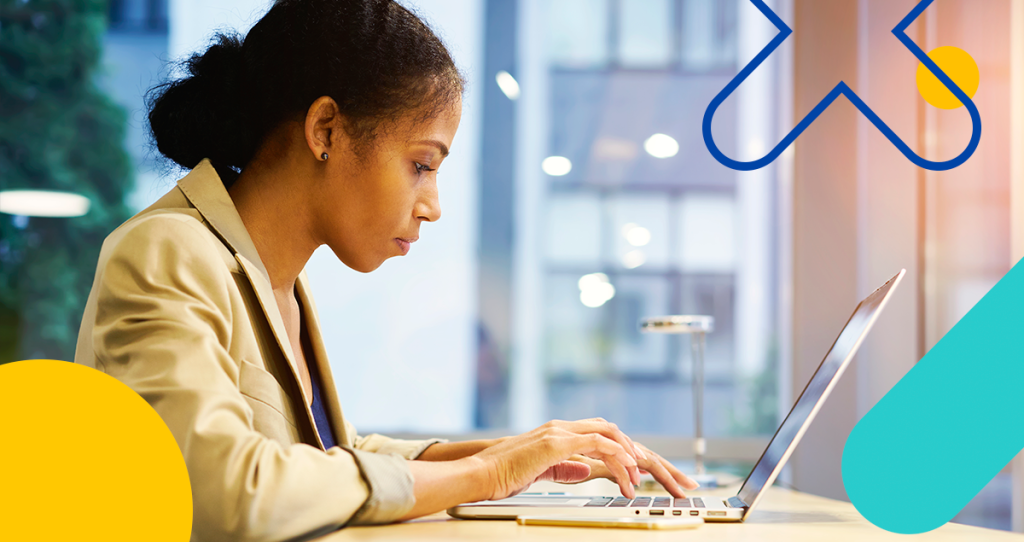 Mulher digitando em computador