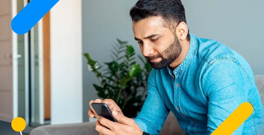 Homem sério mexendo no celular