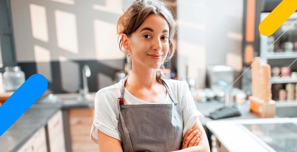 Mulher sorrindo de braços cruzados