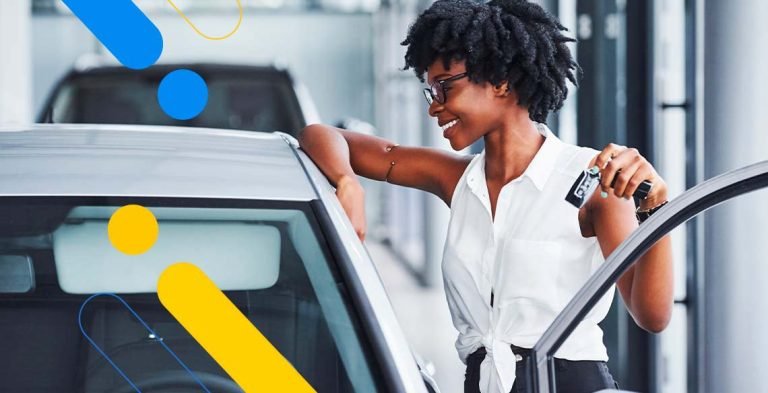 Mulher sorrindo em pé na porta de um carro