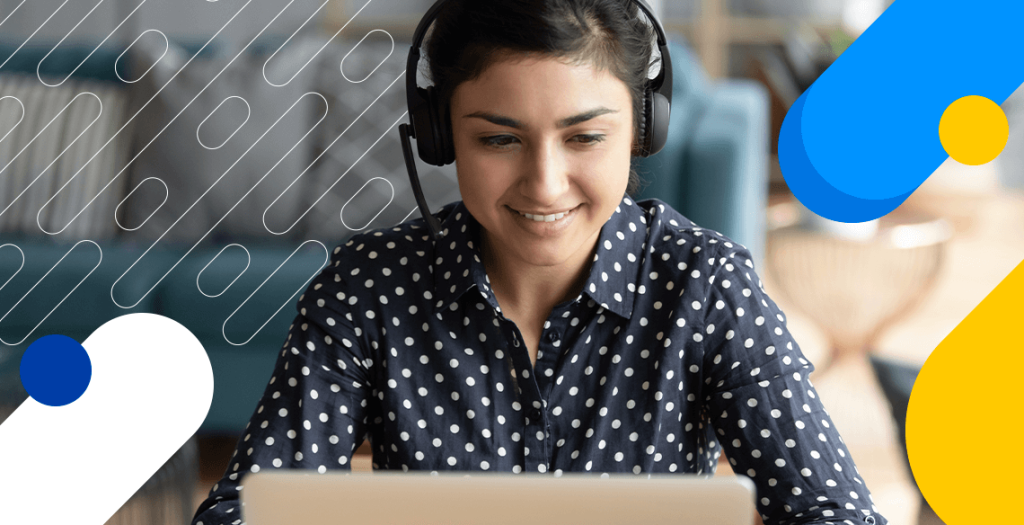 Mulher com fone e microfone em frente a computador