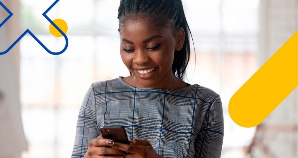 Mulher sorrindo olhando para celular