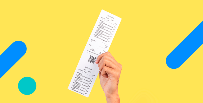 Pessoa segurando nota fiscal na mão em frente a fundo amarelo